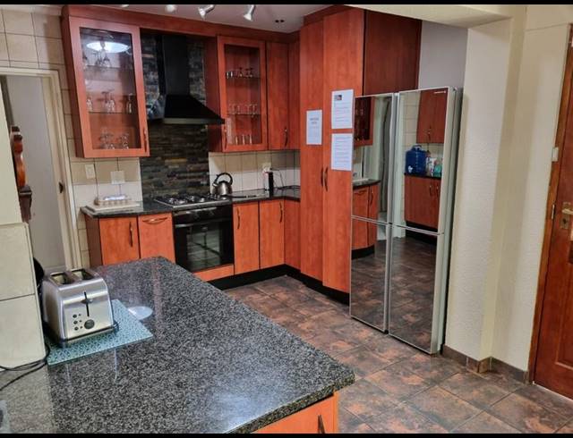 8 BEDROOM HOUSE FOR SALE IN VAN RIEBEECK PARK